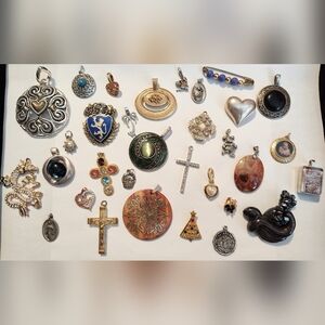 Gold & Silver Tone Pendant Lot 32 Pieces Costume Jewelry Fashion Charms Hearts